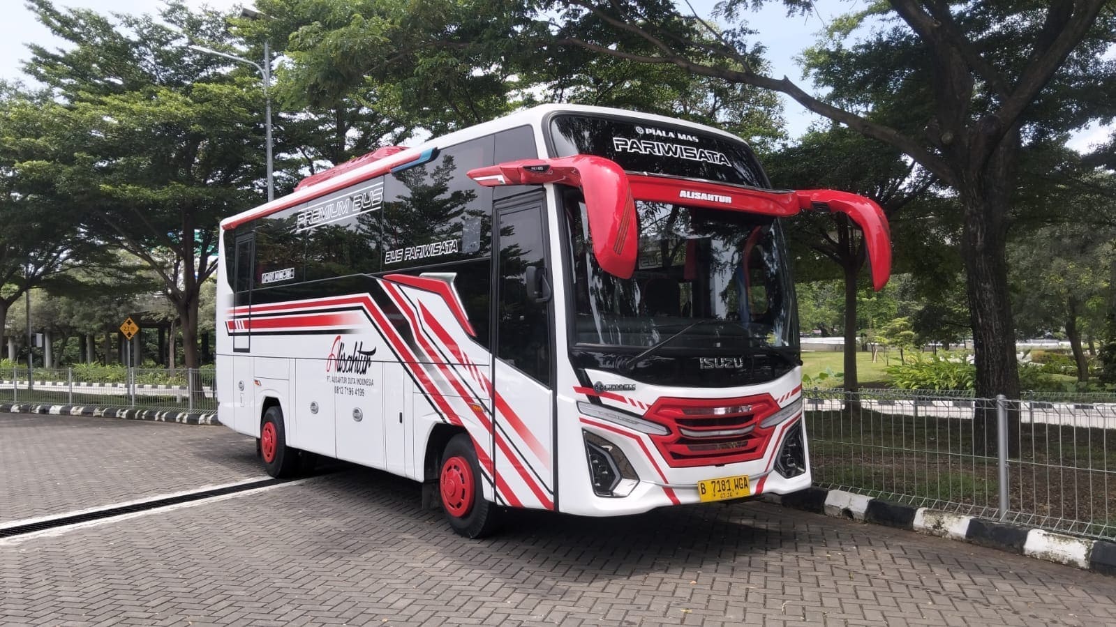 Medium Bus 31–35 Seat NAYVERA